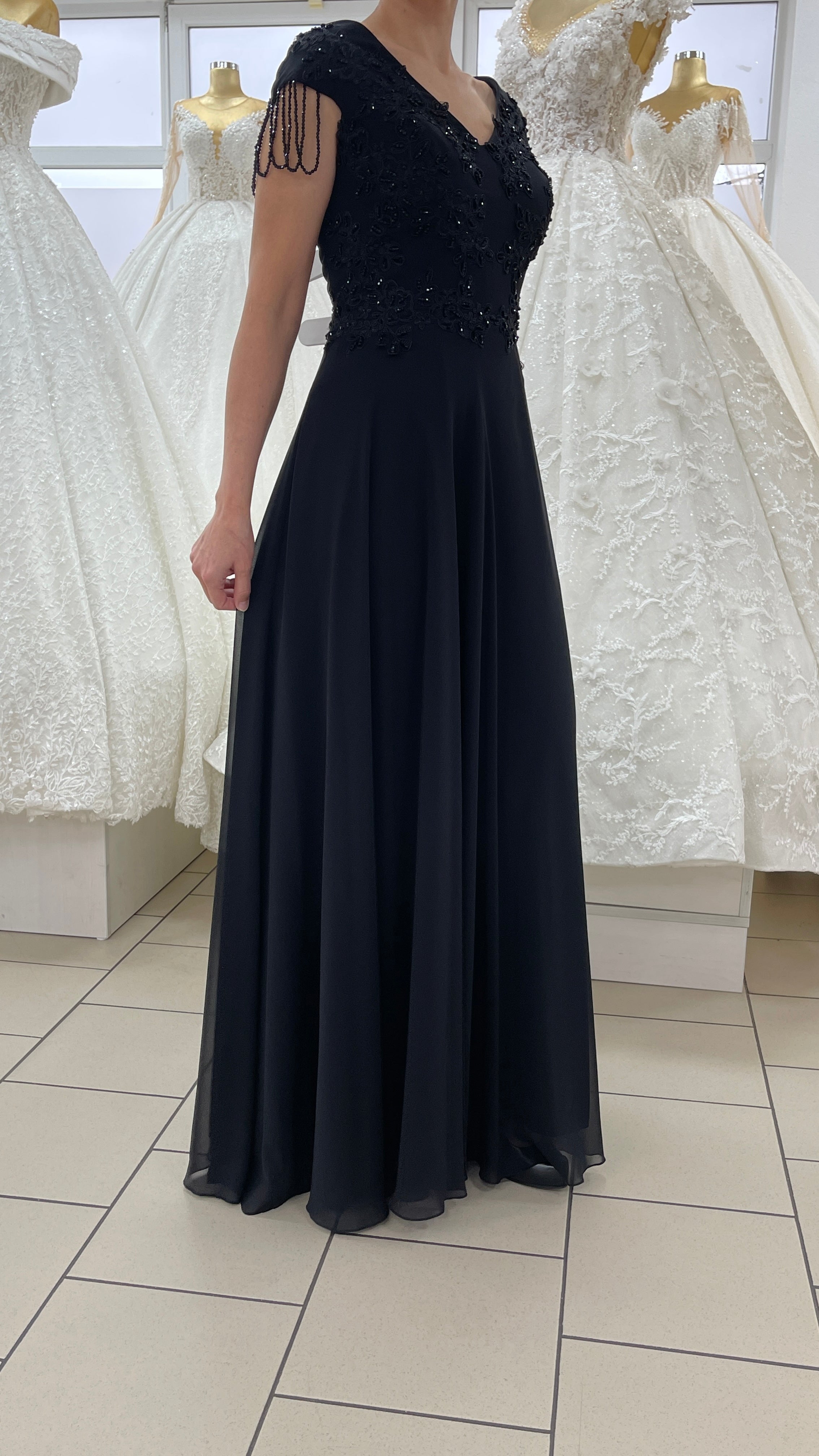 Elegantes Kleid mit Spitzenapplikationen & Perlen / FK3283