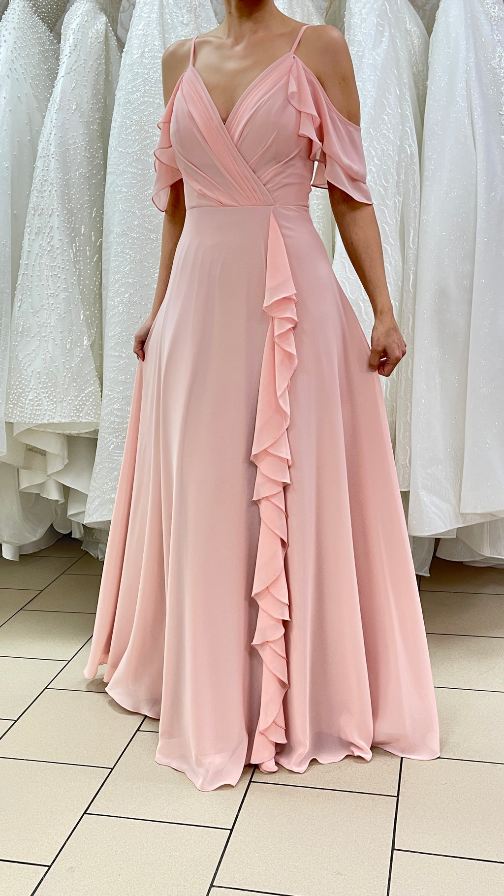 Fließendes Abendkleid mit Volants und Wickeloptik / FK3323