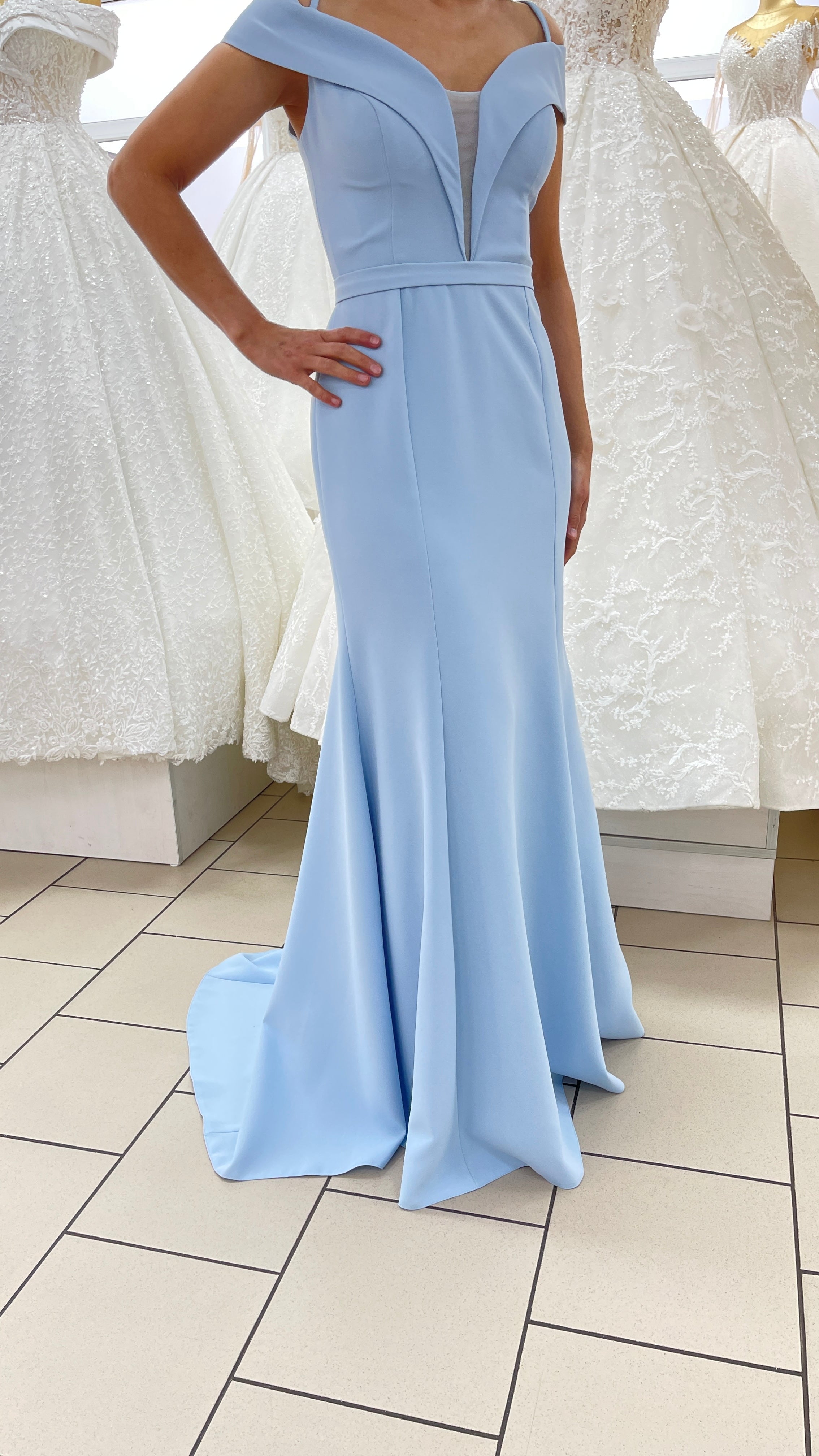 Elegantes Kleid mit klarer Linienführung / FK3251