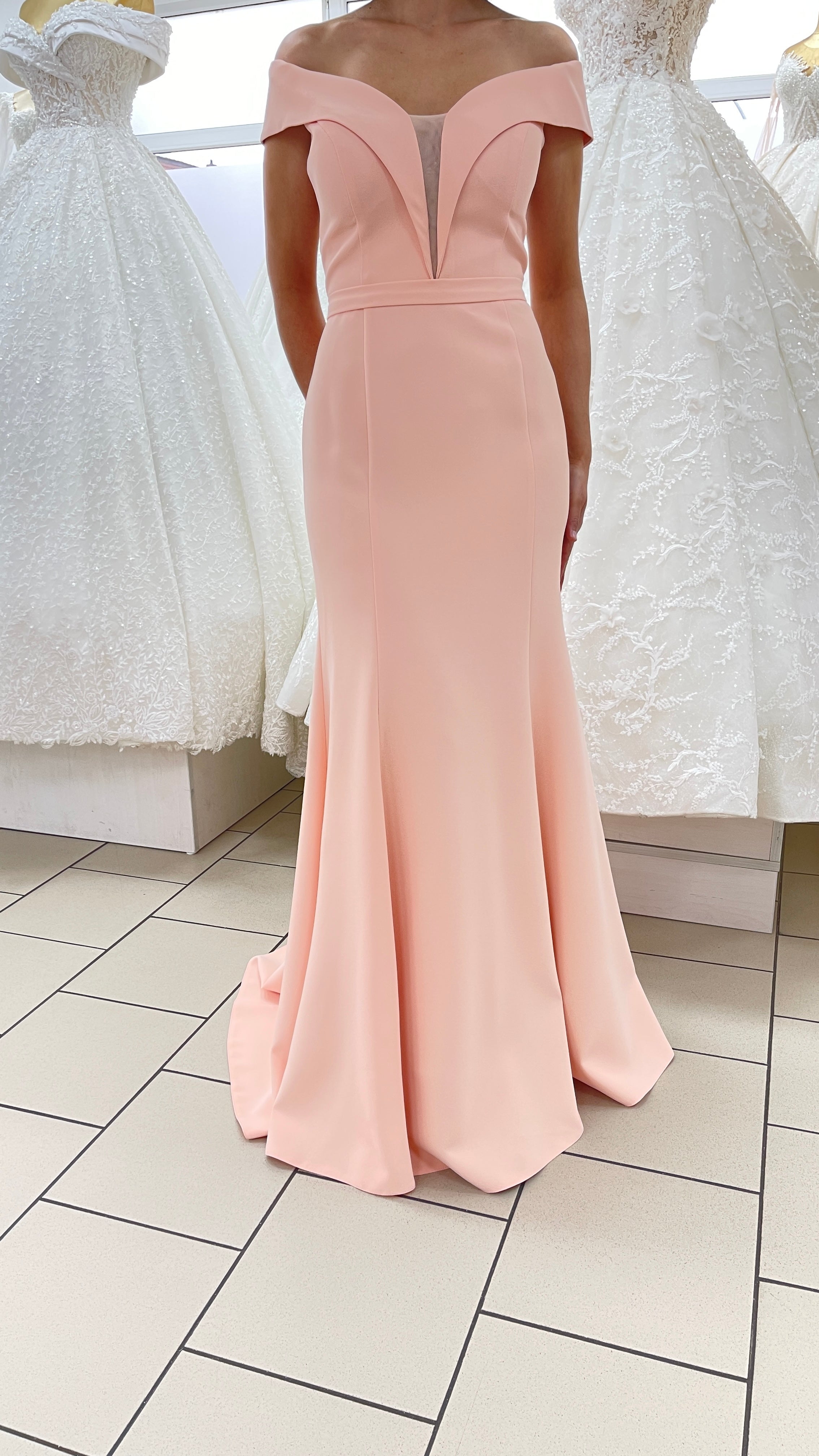 Elegantes Kleid mit klarer Linienführung / FK3251