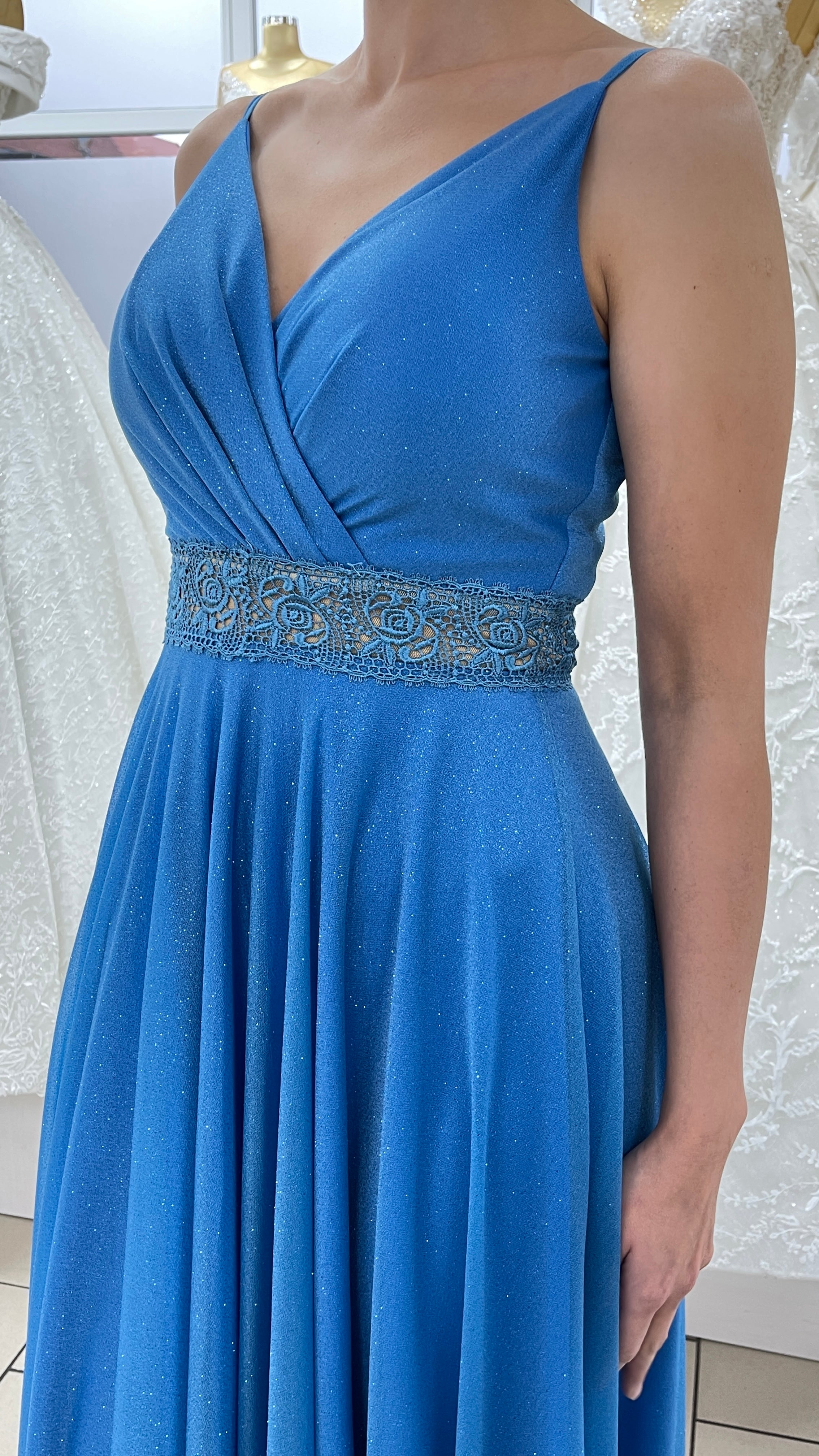 Elegantes Glitzerkleid mit Zierband in der Taille / FK3306