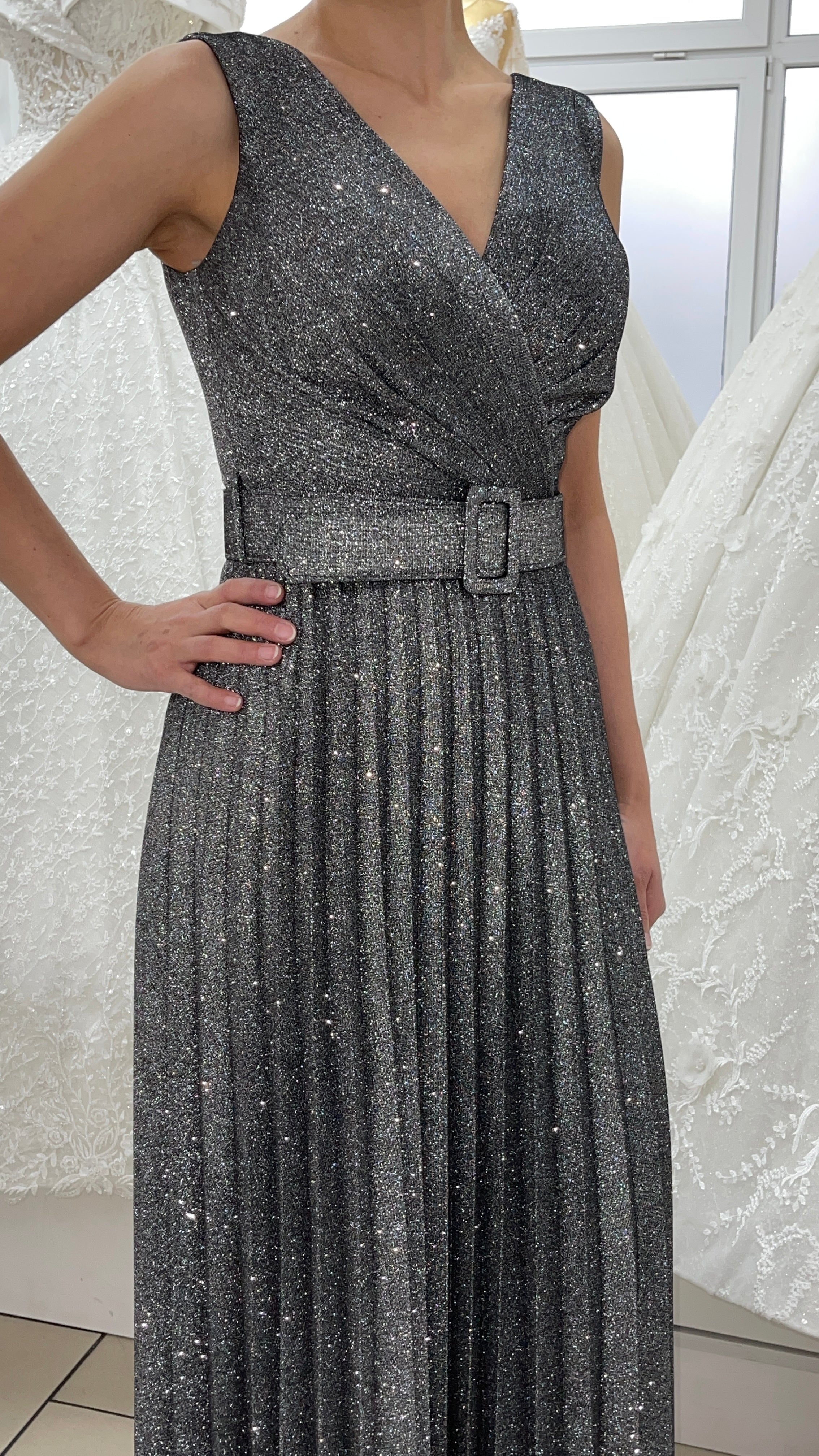 Plissiertes Abendkleid mit V-Ausschnitt und Gürtel FK3501