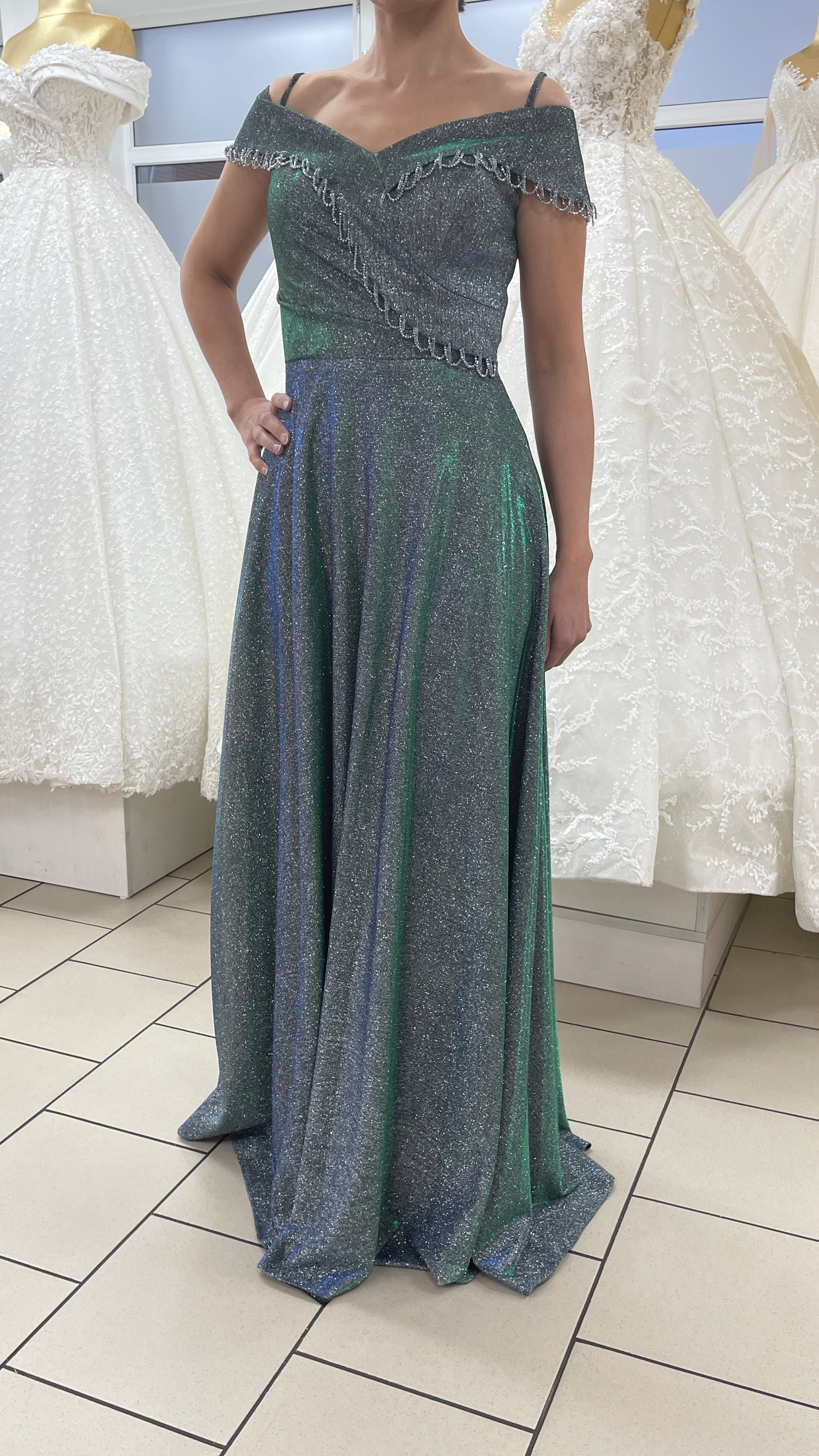 Elegantes Glitzer-Kleid mit Off-Shoulder-Ausschnitt / FK3304