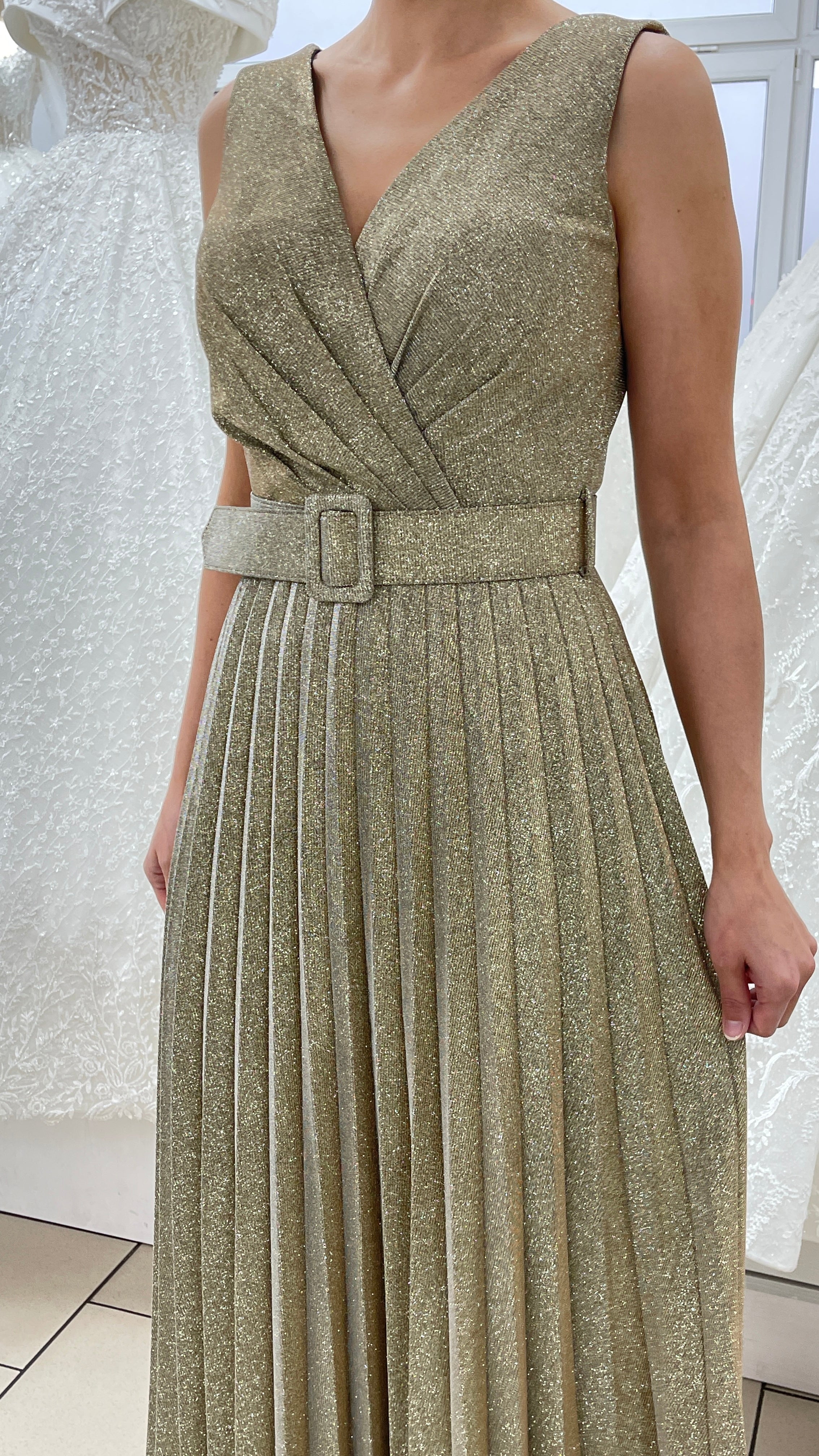 Plissiertes Abendkleid mit V-Ausschnitt und Gürtel FK3501