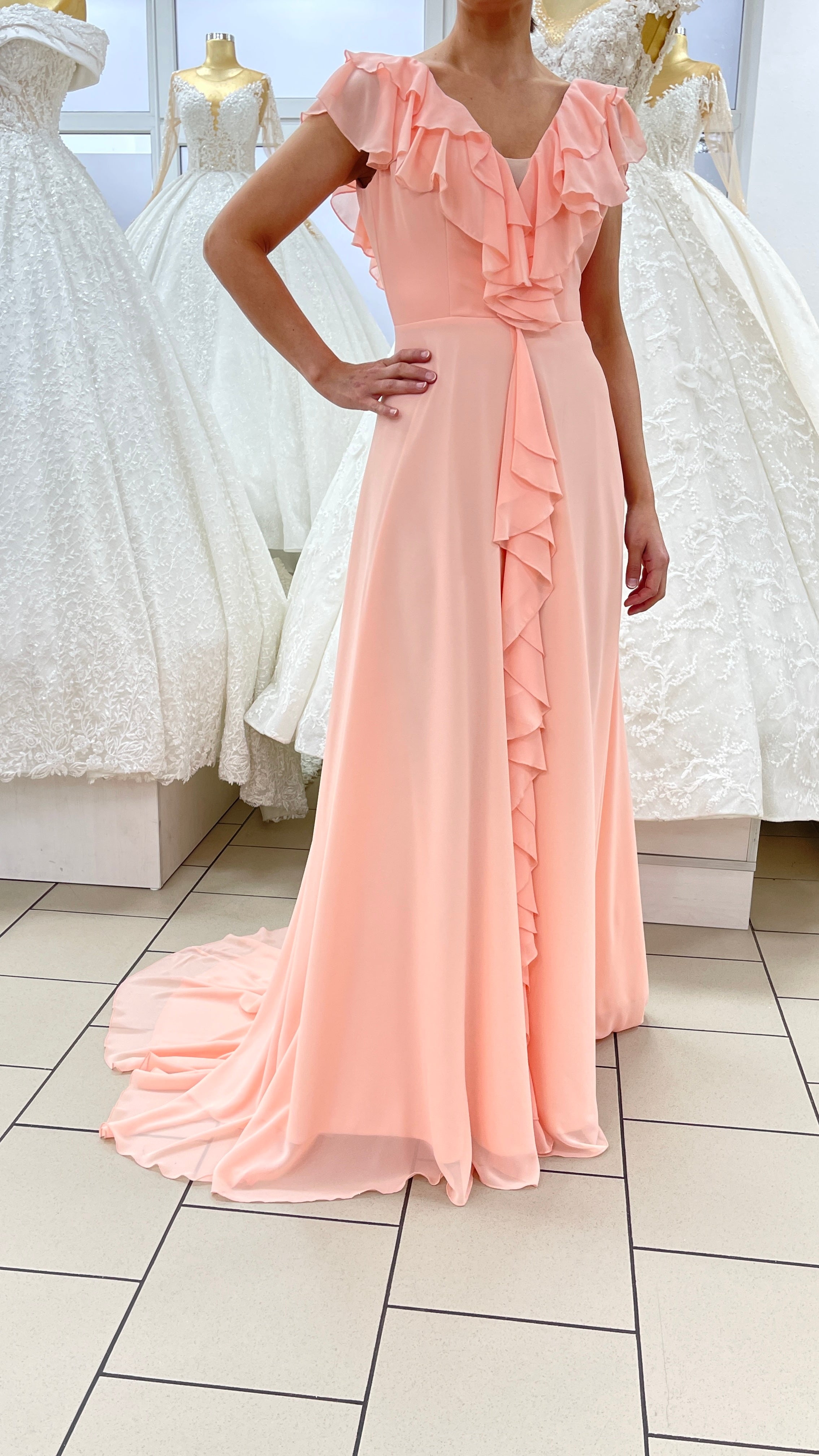 Elegantes Kleid mit Volants und fließender A-Linie / FK3218