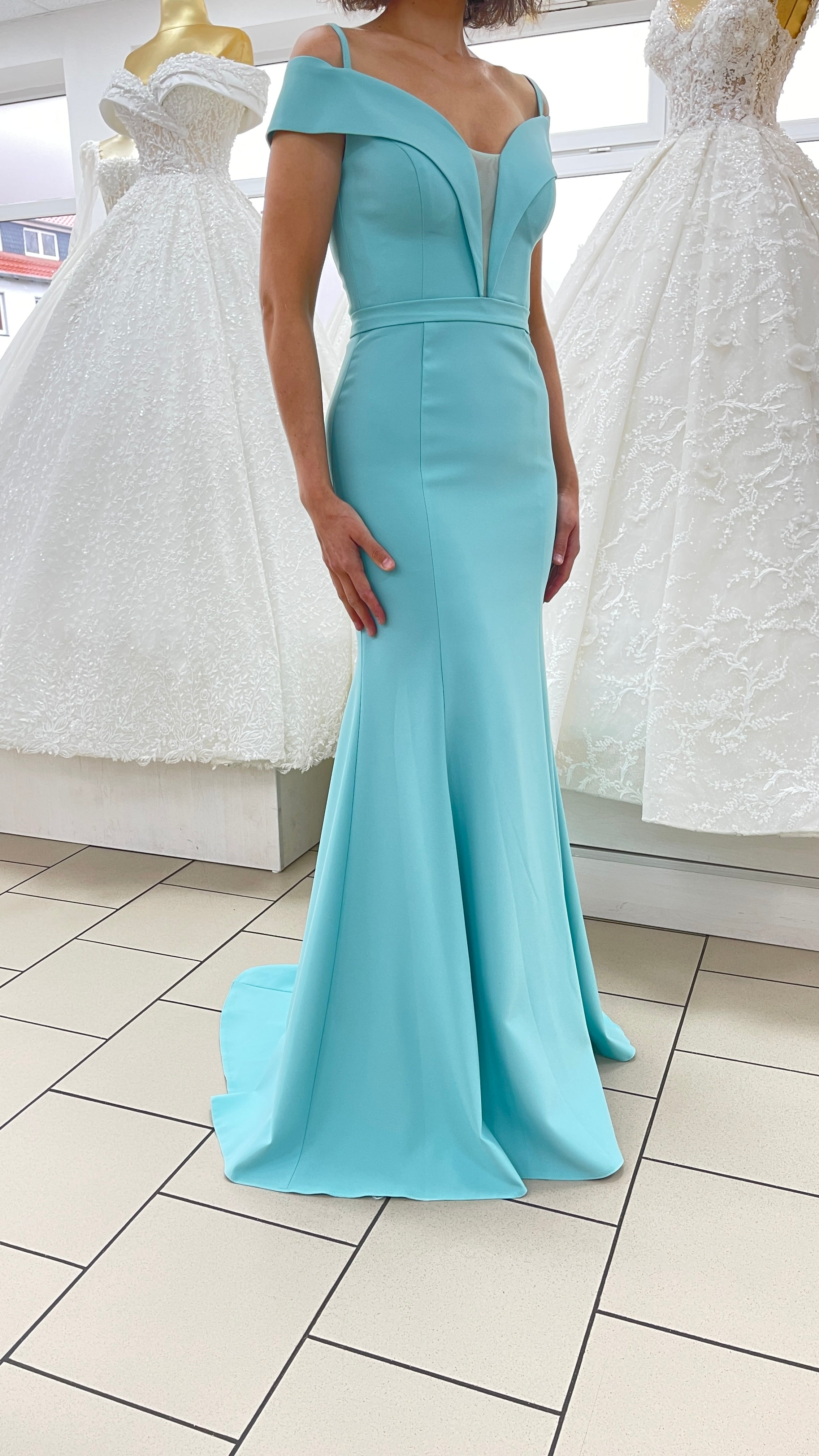 Elegantes Kleid mit klarer Linienführung / FK3251
