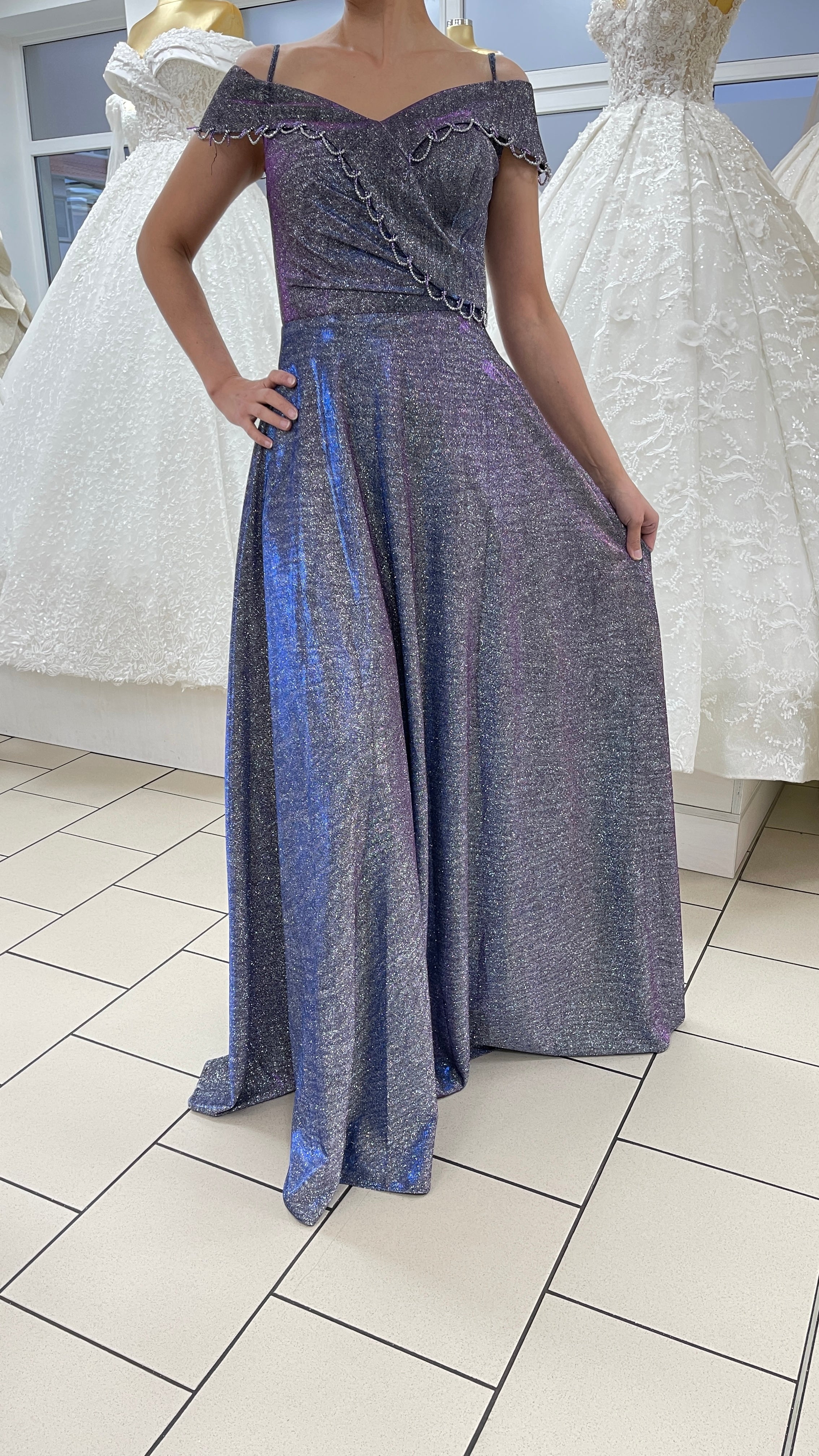 Elegantes Glitzer-Kleid mit Off-Shoulder-Ausschnitt / FK3304