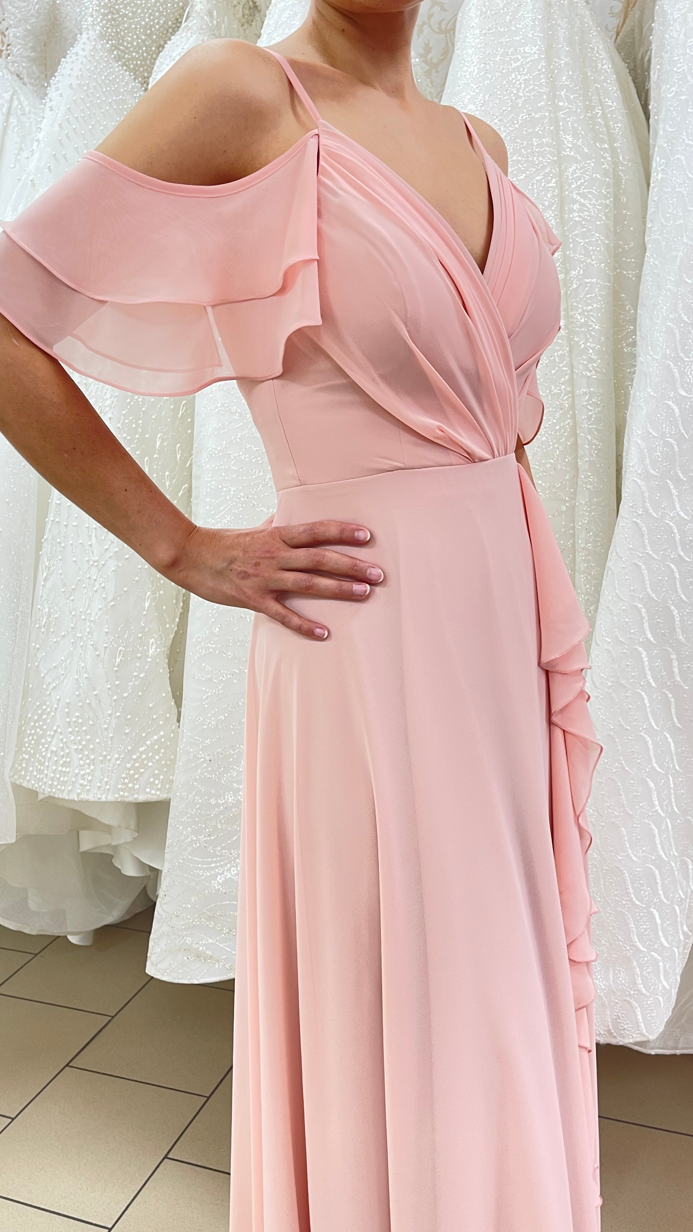 Fließendes Abendkleid mit Volants und Wickeloptik / FK3323