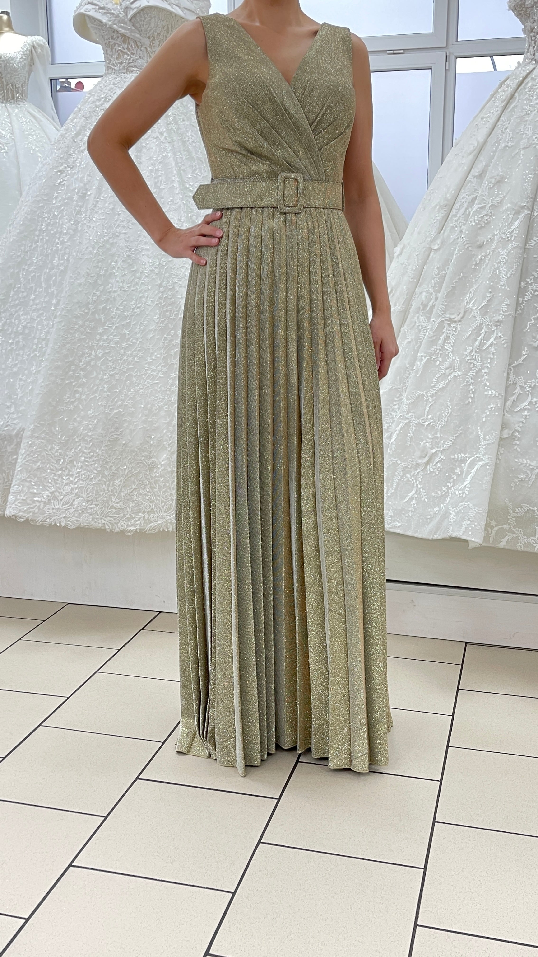 Plissiertes Abendkleid mit V-Ausschnitt und Gürtel FK3501